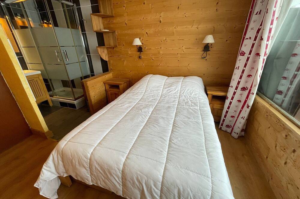 Entire apartment, Stunning Ski-in/Ski-out 4-Pers Apt in the Heart of Les Menuires in Les Menuires, Saint-Martin-de-Belleville