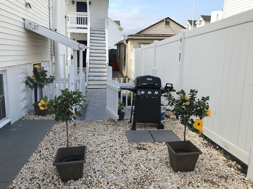 Ganze Wohnung, Ocean View-third house from the beach and boardwalk! in Toms River, Ocean County
