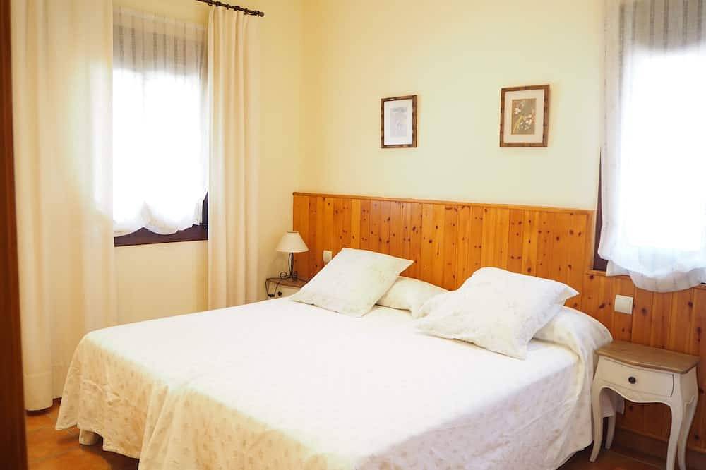 Casa Rural con jardín vallado y pista tenis, basquet. ideal familias. in Tierras del Ebro, Provincia de Tarragona