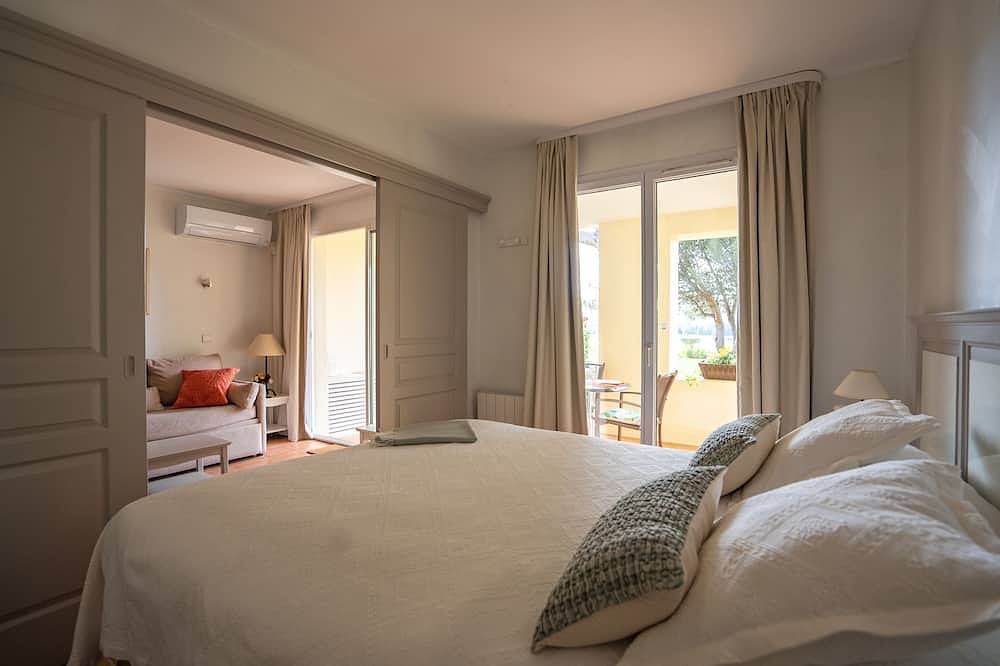 Entire apartment, Coeur Provence T2 renovated, air-conditioned, nice view, pool, golf, Aix en Prov 30mn in Mallemort, Arles region