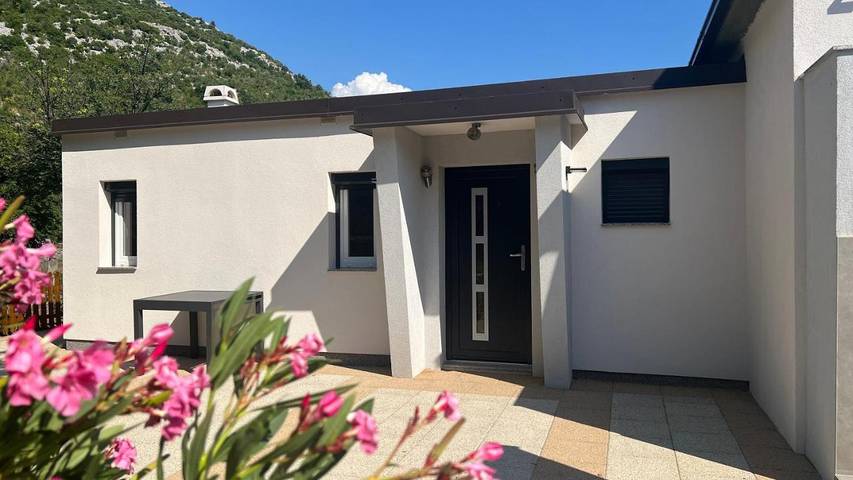 Ferienhaus für 3 Personen, mit Ausblick und Garten in Karlobag