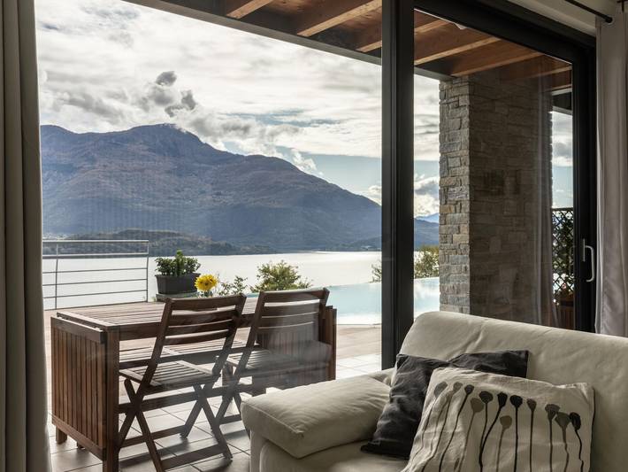 Agriturismo per 5 persone, con Terrazza e Giardino nonché Piscina e Panorama a Colico