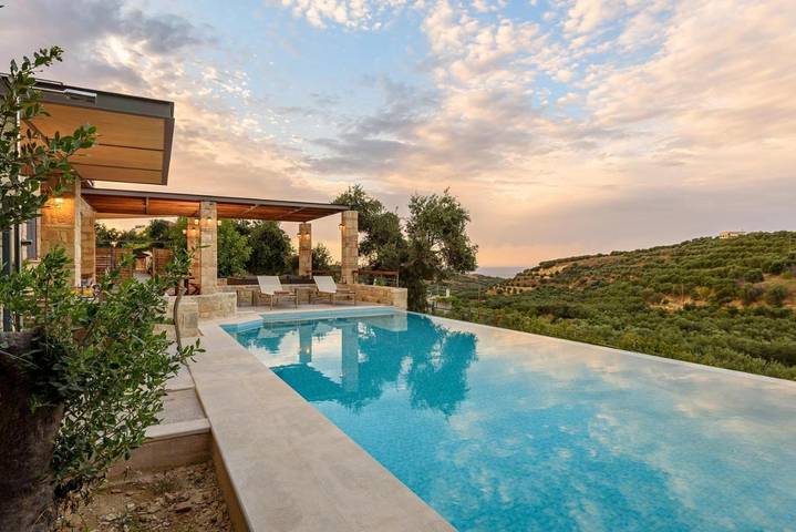 Vakantiehuis voor 5 personen, with Balkon and Terras as well as Tuin and Zwembad in Chania