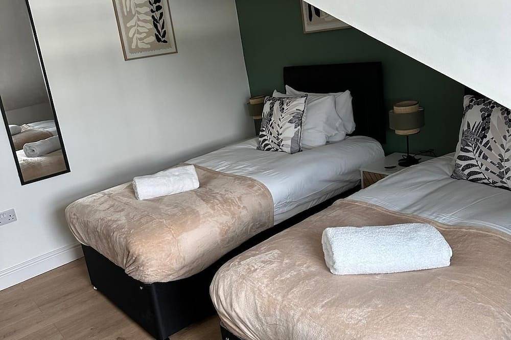 Entire apartment, Modern 3 bedroom apartment | 5 mins to M6 junction 10, Walsall manor hospital in Walsall, Birmingham Area