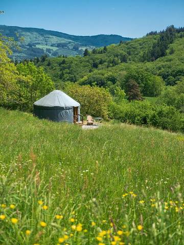 Tente pour 4 personnes, avec jacuzzi et jardin dans Allier