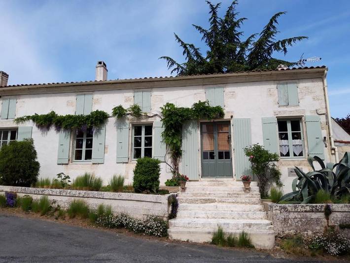 Location de vacances pour 2 personnes, avec Terrasse ainsi que Jardin et Piscine à Beurlay