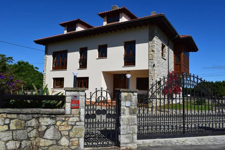 Chalet para 16 personas, con Balcón y Jacuzzi además de Terraza y Jardín en Llanes