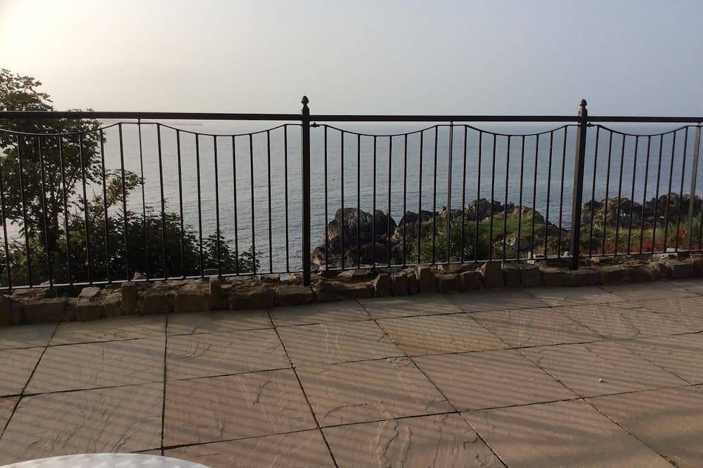 Entire apartment, The Fort:Panoramic Views  Lough Foyle  Private Gated Terrace/Wifi/Netflix/Baby in Inishowen, County Donegal