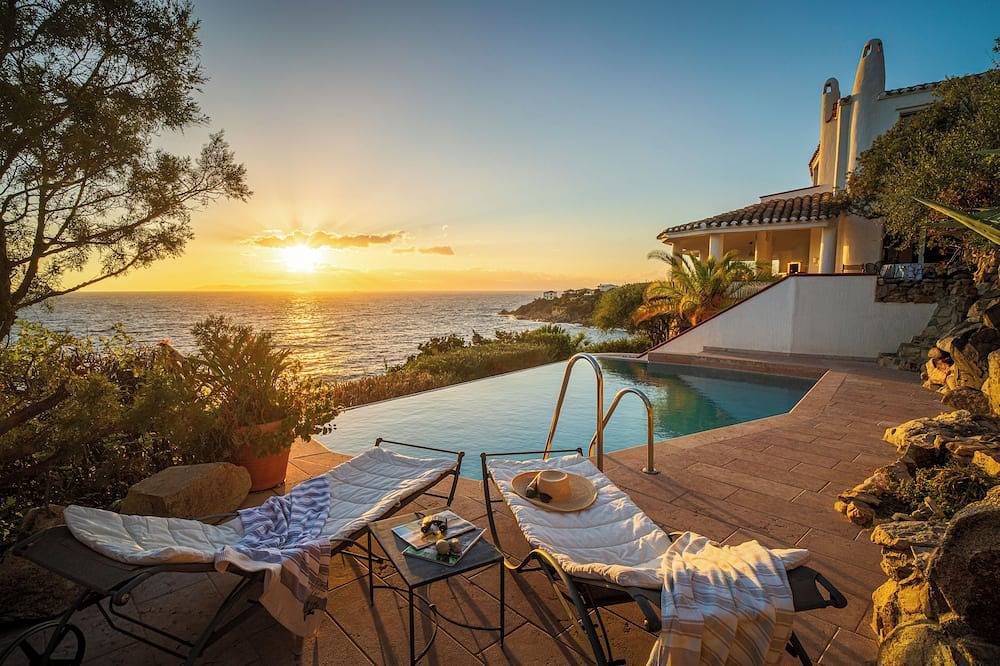 Villa three palms in Geremeas, Torre delle Stelle