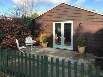 Log Cabin for 2 People in South West England, Wiltshire, Photo 3