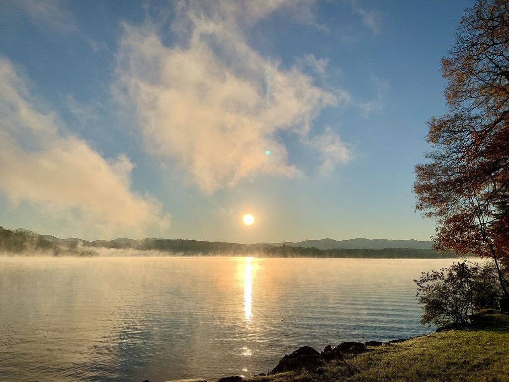 Private lake-front cabin with walk-in access to water, next to state park. in Rutland County