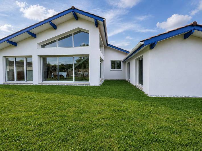 Location de vacances pour 10 personnes, avec terrasse et jardin à Tosse