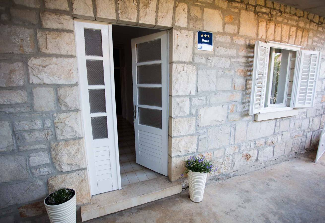 Entire holiday apartment, Holiday apartment just 20 m to the Adriatic Sea  in Blato, Korcula