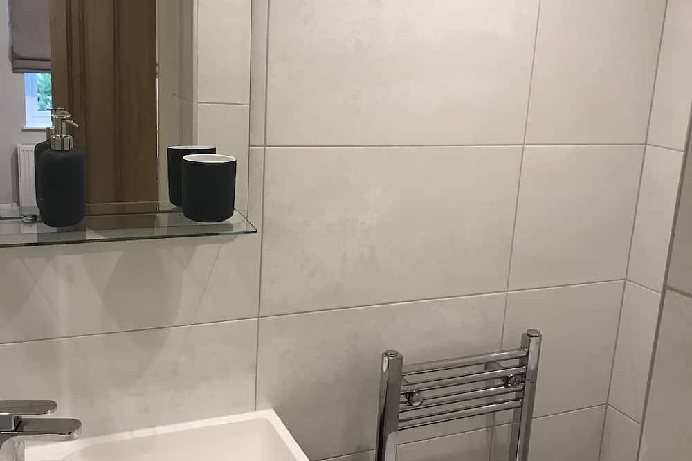 Entire apartment, Flat 1 Helena House, 1-Bed, Sleeps 2, Garden in Reading, Berkshire