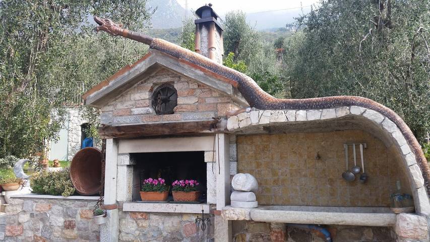 Appartamento intero, Pet-Friendly Appartamento Rosa con vista sul lago, piscina, Wi-Fi e giardino in Malcesine, Prealpi Gardesane