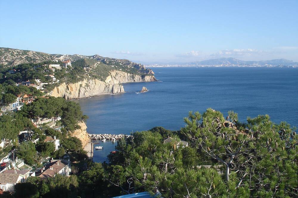Overlooking the little port, 60 m2 gîte with incredible view, large garden in Provence