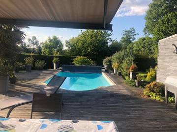 Gîte pour 2 personnes, avec terrasse et vue ainsi que jardin et piscine à Pléchâtel