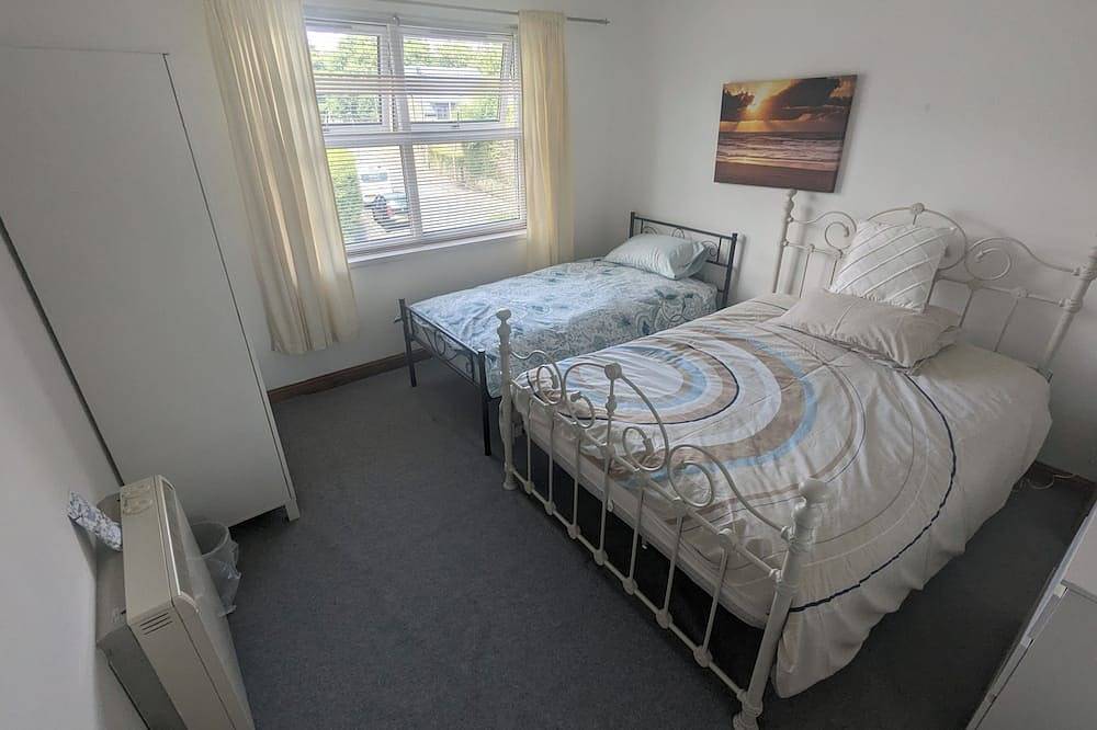 Entire apartment, The Apartment at Chalk House - 2 Bedrooms - 2 Double Beds - 1 Single Bed - 1 Cot in Huddersfield, West Yorkshire