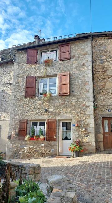 Gîte pour 4 personnes, avec terrasse et piscine, animaux acceptés dans le Cantal