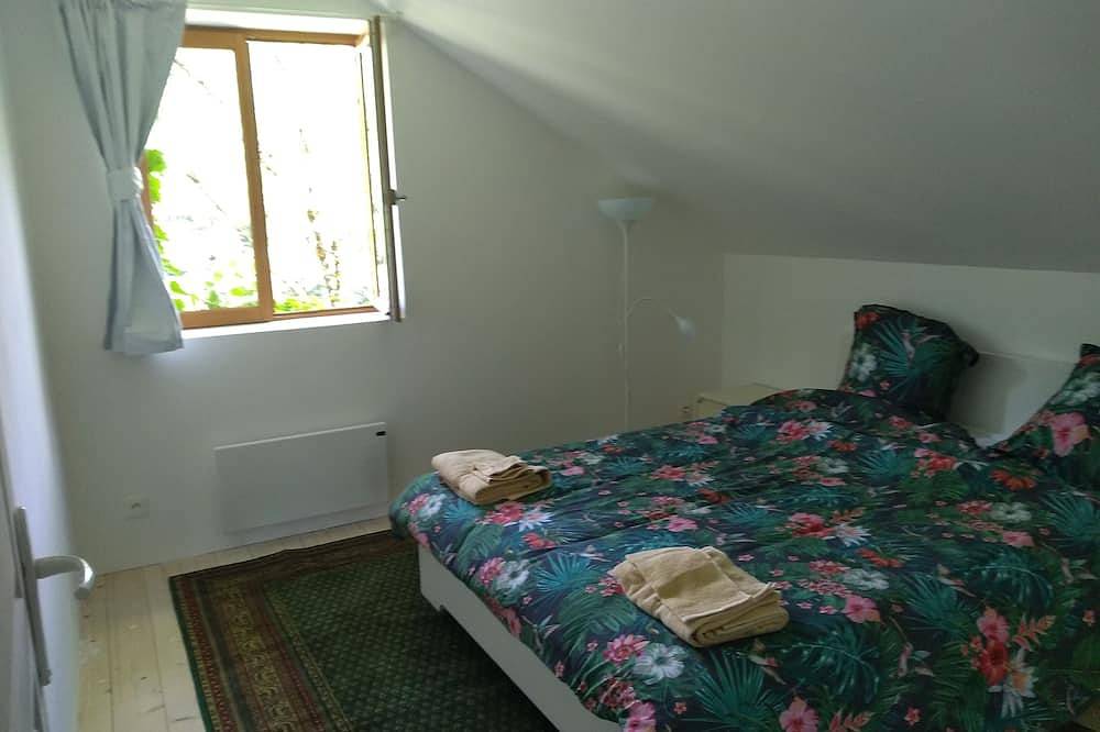 Large, renovated country house. Children and pets welcome! in Chaumard, Lac de Pannecière