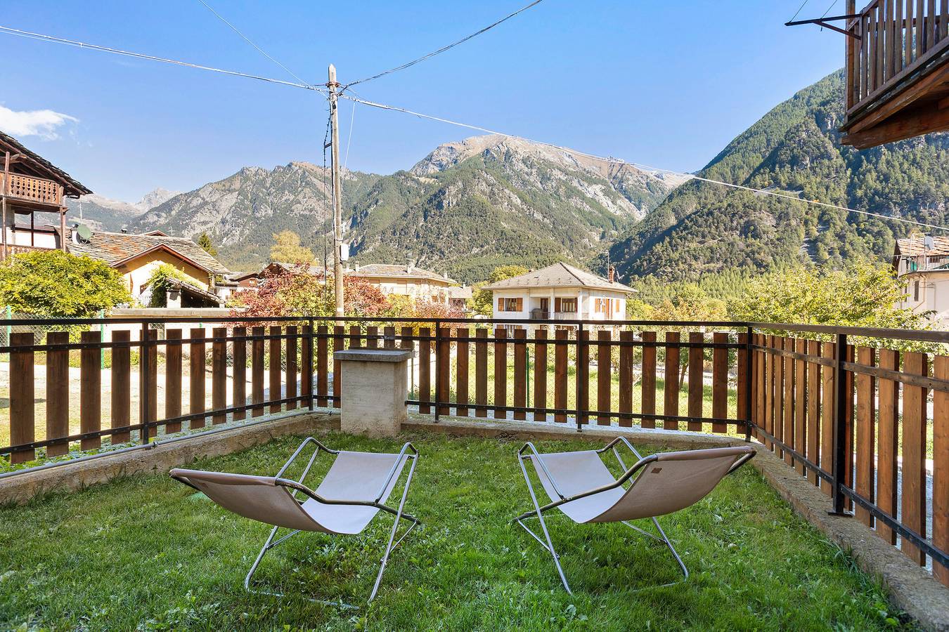 Chalet 'Maison Du Coeur - Bien-être' con vistas a la montaña, terraza privada y Wi-Fi in Challand-Saint-Anselme, Alpes del Valais