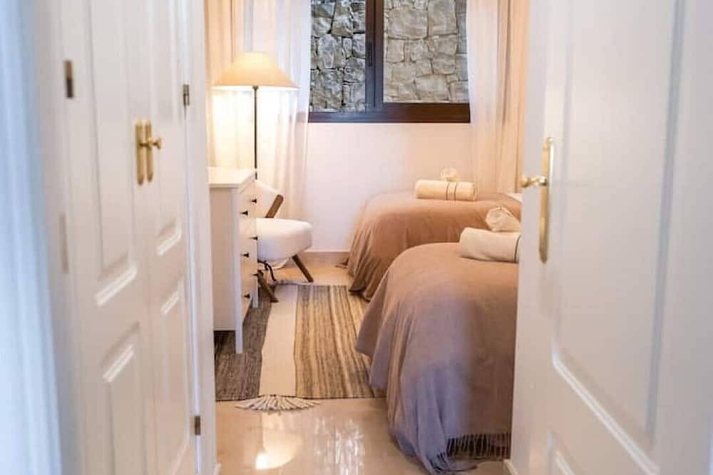 Entire apartment, Los Piños, 2 Bedroom Apartment with panoramic view in Los Arqueros Golf and Country Club, Benahavís