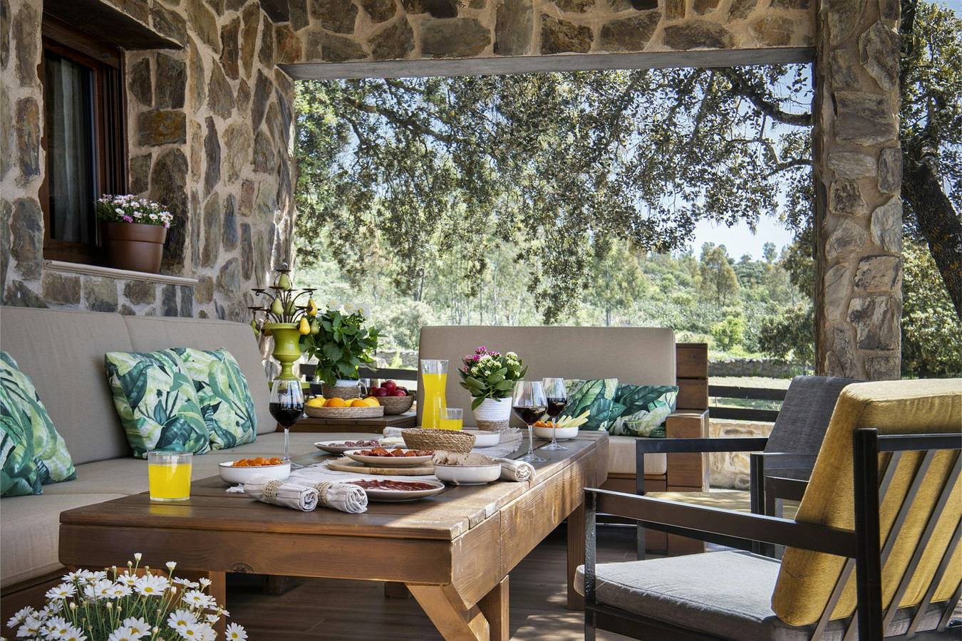 Casa de piedra en un valle montañoso cerca de Llerena in Llerena, Badajoz (província)