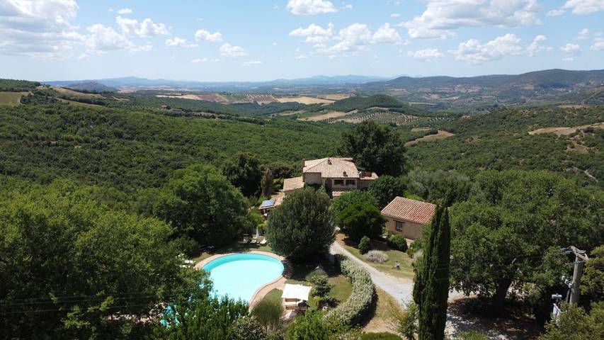 Casa vacanza per 18 persone, con giardino e balcone a Seggiano