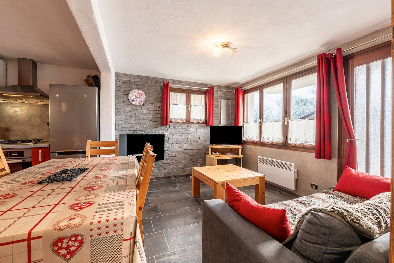 Appartement entier, Appartement "Chalet Le Chamois" avec vue sur la montagne, terrasse privée et Wi-Fi in Champagny-en-Vanoise, Parc National de la Vanoise