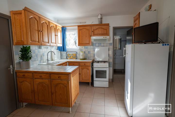 Location de vacances pour 6 personnes, avec terrasse et jardin, adapté aux familles dans Plage de la Farinette - 4