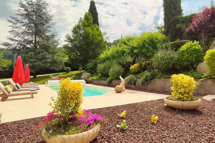 Ferienhaus für 13 Personen, mit Terrasse und Garten sowie Pool in Rochecolombe