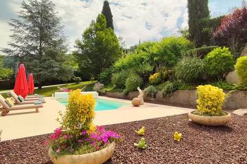 Gîte pour 13 personnes, avec terrasse ainsi que jardin et piscine, animaux acceptés à Rochecolombe