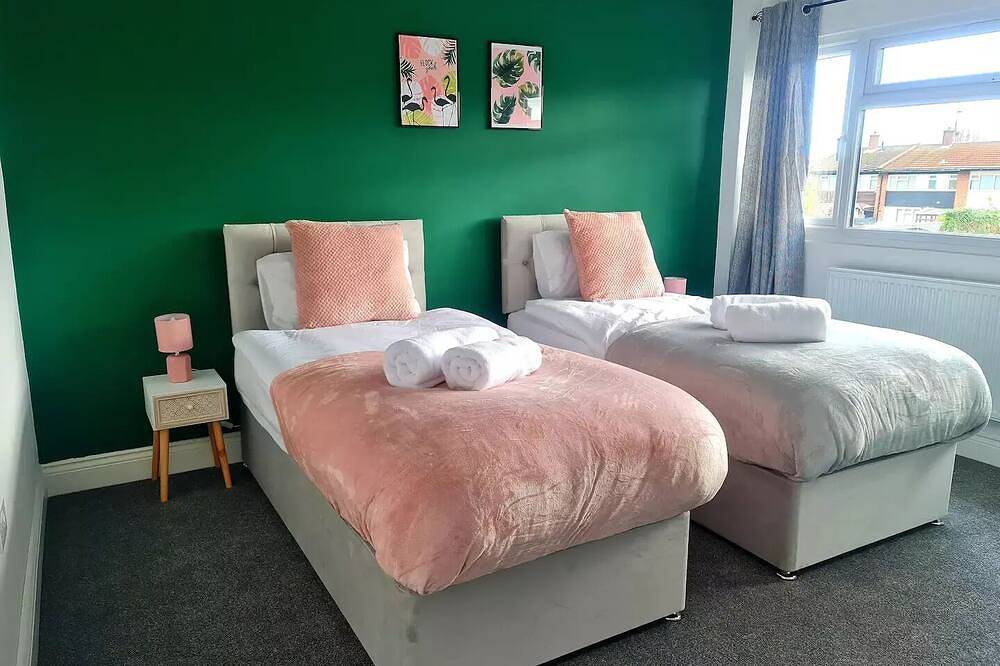 Stylish 3Br | Free Parking | Near Windsor & M4 in Slough, Berkshire