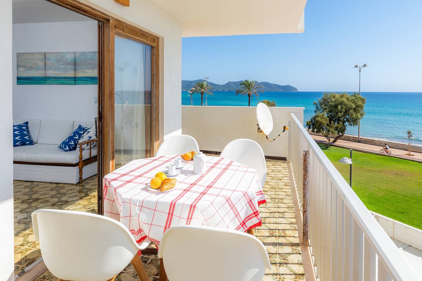 Entire apartment, Holiday Apartment Cala Nau Blau Turquesa with Sea View, Private Covered Terrace & Balcony in Cala Millor, Sant Llorenç des Cardassar