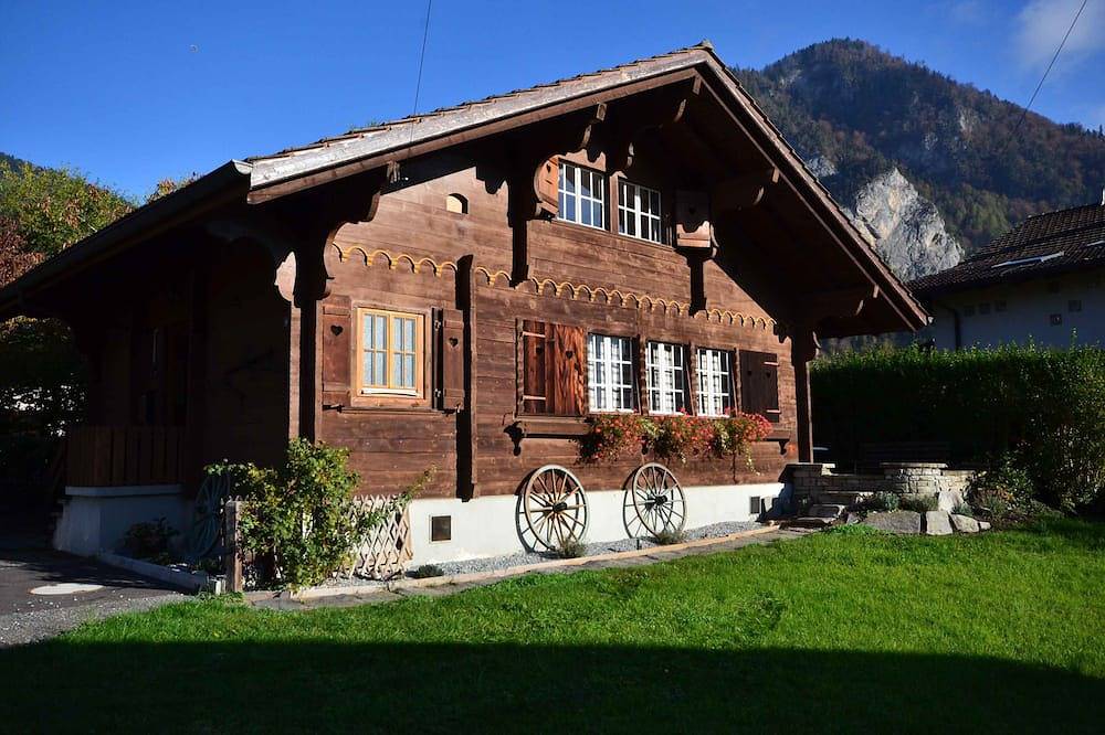 Traditional Chalet with views of the Eiger, Monch & Jungfrau! in Unterseen, Thunersee