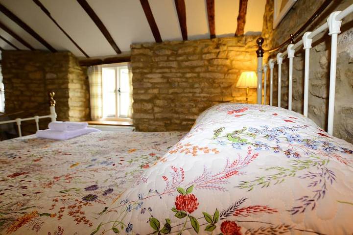 Un chalet en pierre unique des Cotswolds du XVIe siècle avec parking, à 2 minutes à pied du village! in Bourton-on-the-Water, Gloucestershire