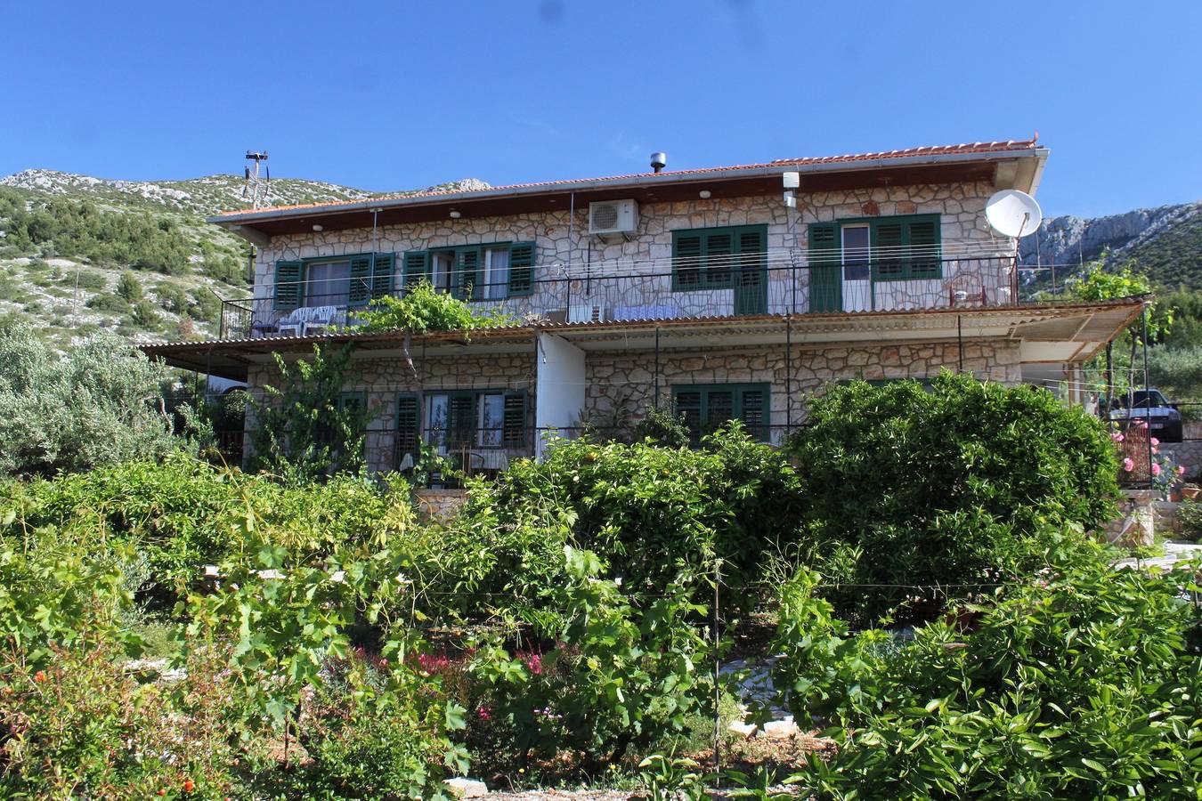 Ganze Wohnung, 2-Zimmer-Ferienwohnung mit Terrasse und Meerblick Zavala (Hvar) -a in Zavala, Hvar