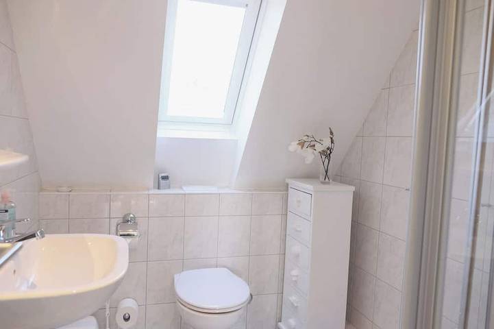 Ganze Wohnung, Ruhige Dachgeschosswohnung in Westerland mit Gartennutzung und E-Bike-Anschluss in Westerland, Sylt (Gemeinde)