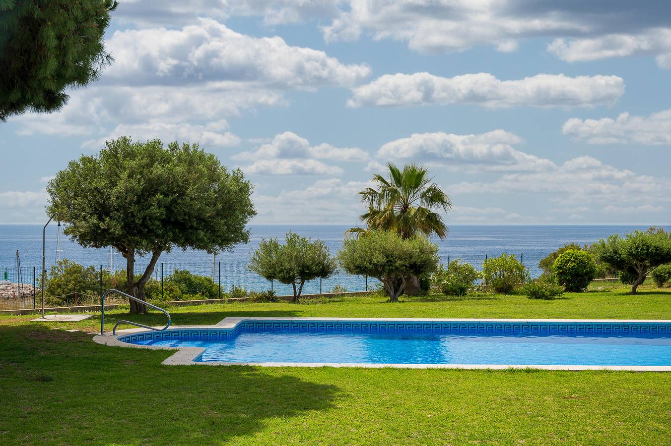 At084 Roquer: Casa adosada de 4 dormitorios con vistas al mar, en la zona de las rocas del barrio de els Munts, con A/A, barbacoa, wifi y piscina in Torredembarra, Costa Dorada