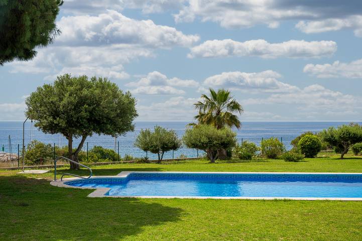 Casa rural para 7 personas, con piscina y terraza además de jardín y vistas al mar en el Tarragones