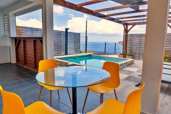Maison de vacances pour 4 personnes, avec terrasse ainsi que piscine et vue