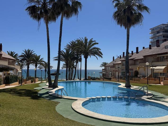 Bungalow para 6 personas, con piscina además de jardín y vistas al mar en Campello
