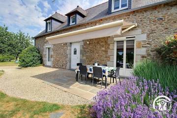 Gîte pour 6 personnes, avec piscine ainsi que jardin et terrasse à Saint-Donan