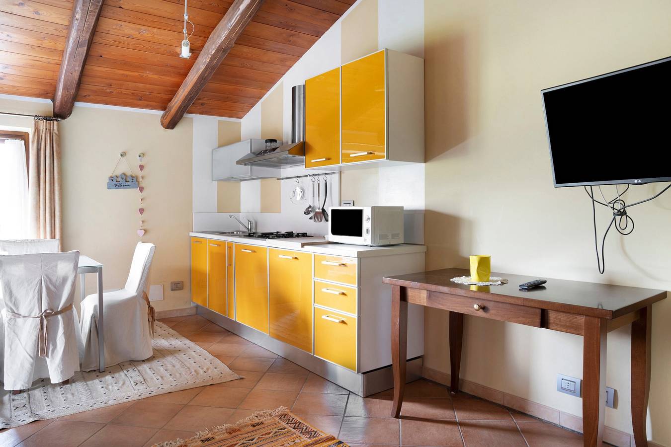 Entire apartment, Holiday Home 'La Corte di Langa Alloggio Ambra' with Mountain View, Pool & Wi-Fi in Cerreto Langhe, Langhe