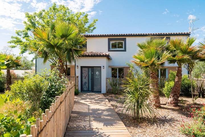 Villa für 6 Personen, mit Terrasse und Whirlpool sowie Garten und Ausblick in Vias