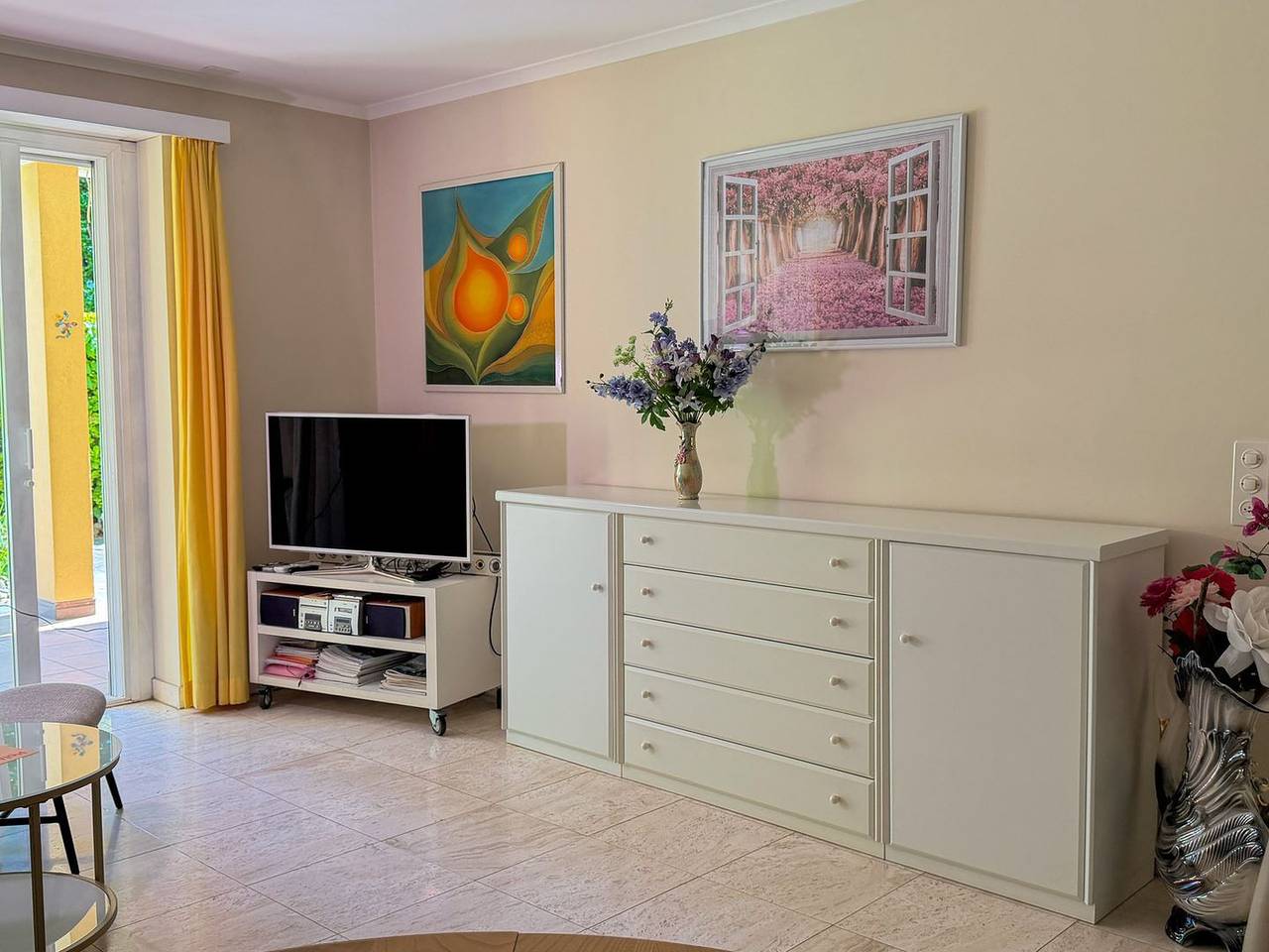 Ganze Wohnung, Moderne Parterrewohnung in gepflegtem Appartementhaus an ruhiger Lage in Minusio, Tessiner Alpen