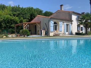 Gîte pour 2 personnes, avec vue et terrasse ainsi que jardin et piscine à Gaillan-en-Médoc