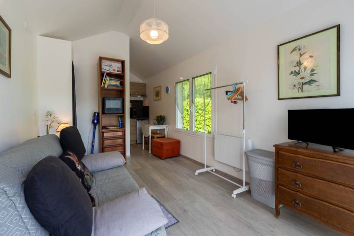 Entire studio, Studio Apartment 'Jardin Fleuri - Proche Foix' with Mountain View, Private Terrace and Wi-Fi in Saint-Paul-de-Jarrat, Ariège