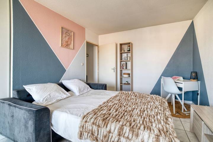 Entire apartment, Holiday Apartment "Spacieux Proche Aéroport Et Airbus" with Shared Heated Pool & Wi-Fi in Toulouse, Toulouse region