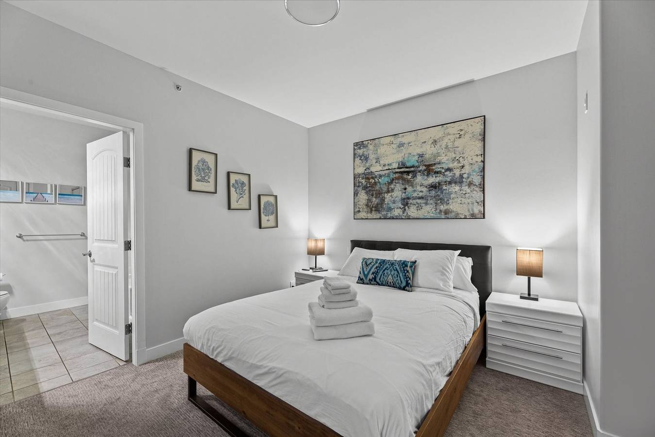 Ganze Wohnung, Lakefront, beachfront top floor condo w/pool! in West Kelowna, Crystal Mountain